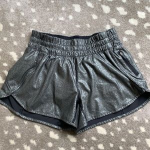 Lululemon Tracker Shorts Foil sz 6